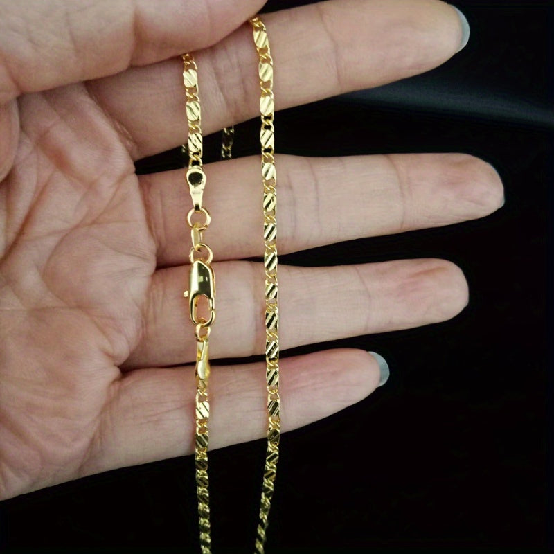 Collar de cadena plana de 14 quilates con resplandor dorado