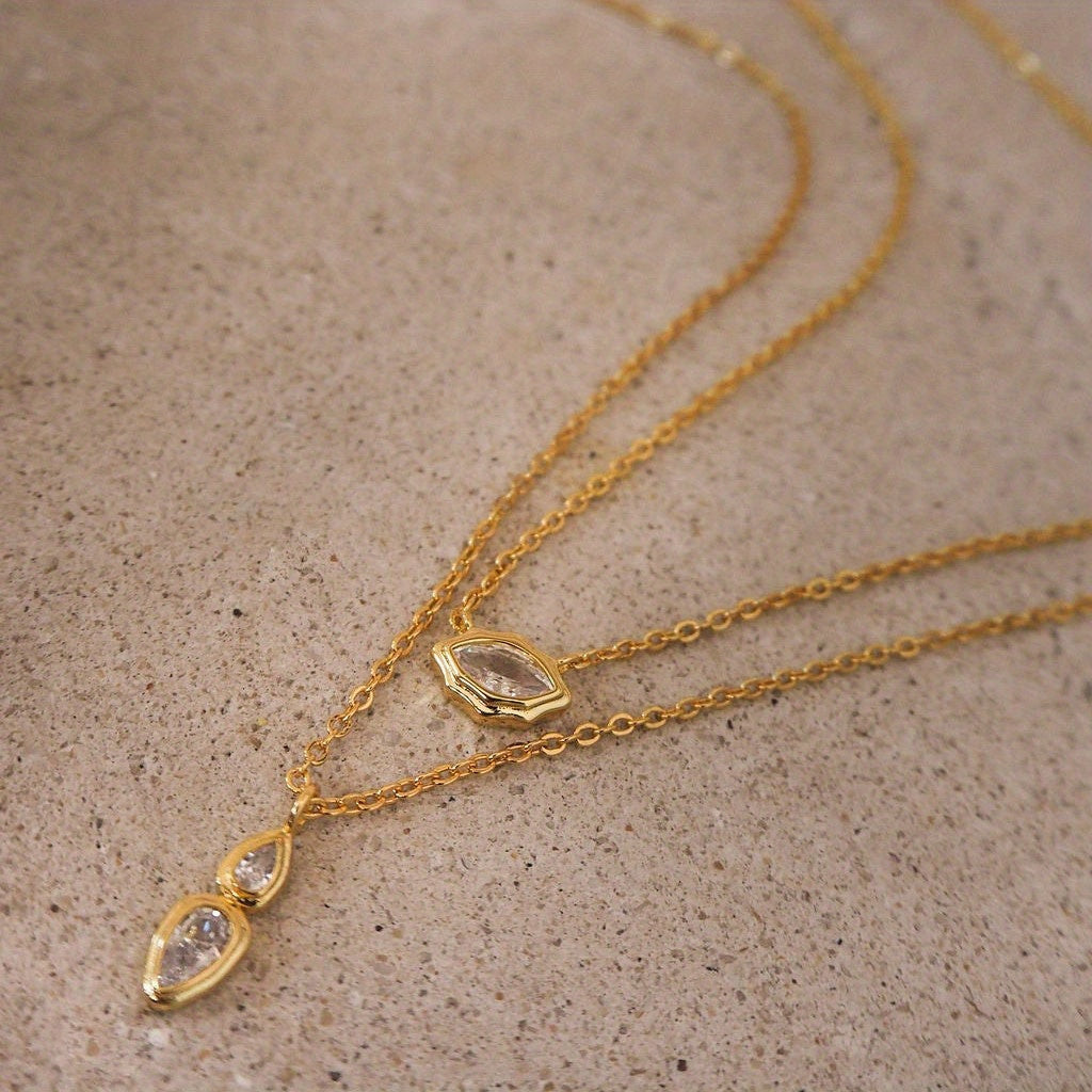 Collar con colgante de circonitas con elegancia geométrica