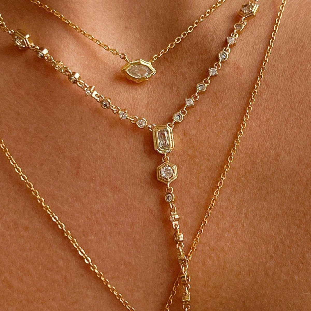 Collar con colgante de circonitas con elegancia geométrica