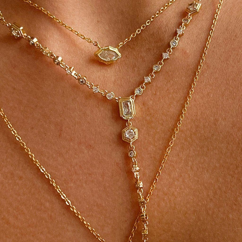 Collar con colgante de circonitas con elegancia geométrica
