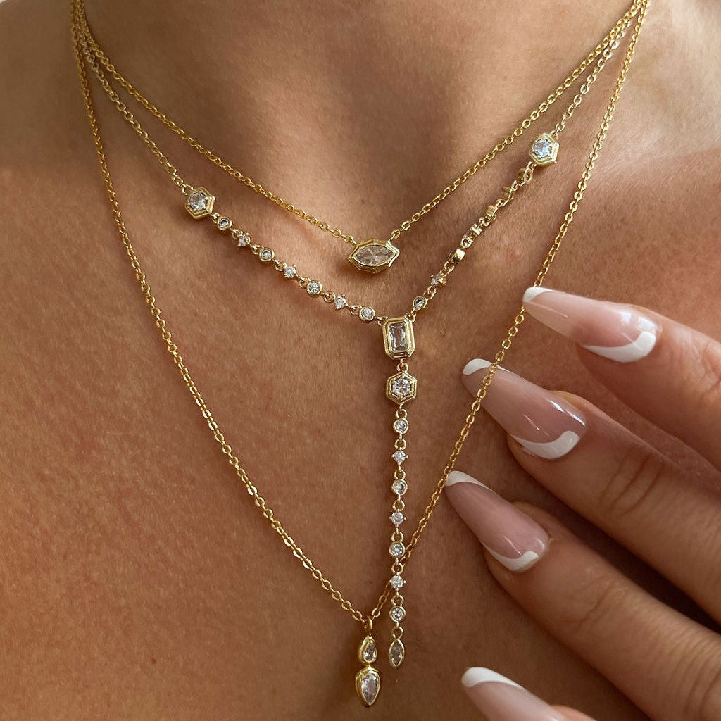 Collar con colgante de circonitas con elegancia geométrica