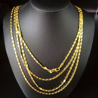 Collar de cadena plana de 14 quilates con resplandor dorado