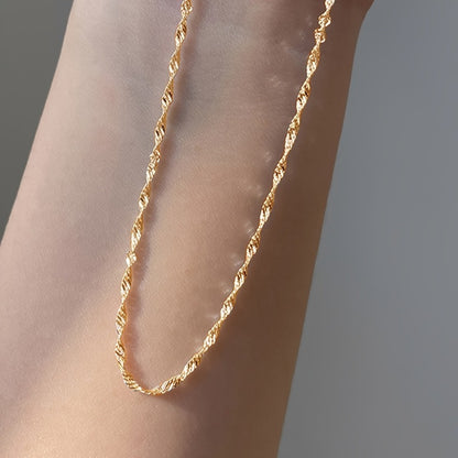 Elegante collar de cadena con ondas de agua