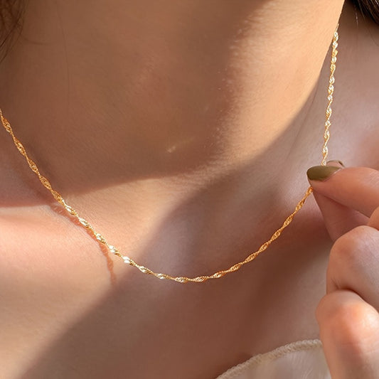 Elegante collar de cadena con ondas de agua