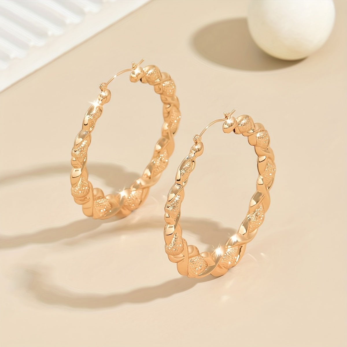 Pendientes de aro con diseño de hojas doradas estilo bohemio chic