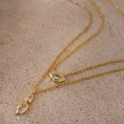 Collar con colgante de circonitas con elegancia geométrica