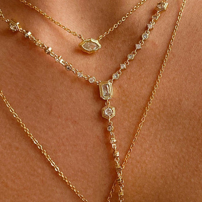 Collar con colgante de circonitas con elegancia geométrica