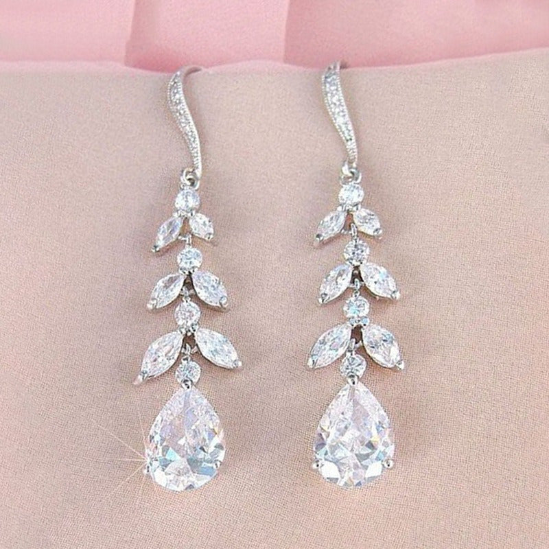 Pendientes de cobre plateado con circonitas en forma de lágrima estilo Y2K