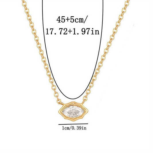 Collar con colgante de circonitas con elegancia geométrica
